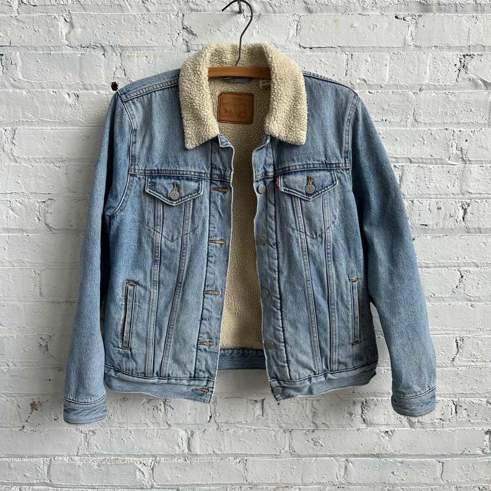 Levi’s Light Wash Denim Trucker Jacket with Sherpa Collar Women’s Size Medium